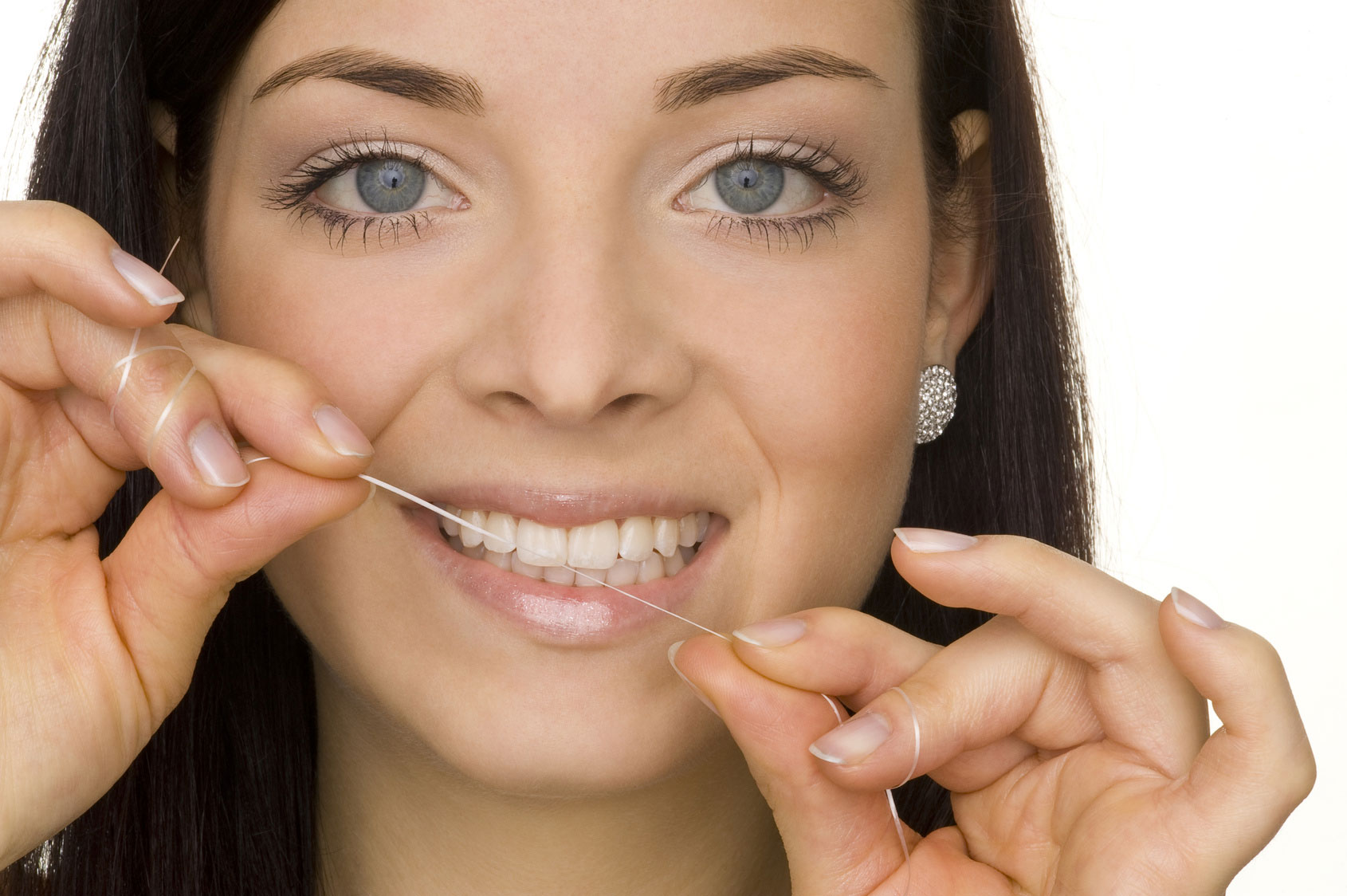 Frau benutzt Zahnseite