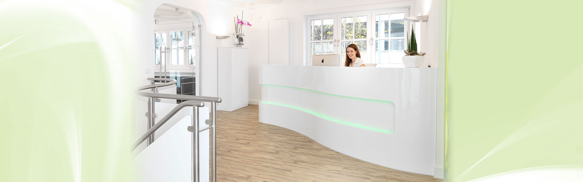 Mitarbeiterin am Empfangsbereich der Zahnarztpraxis Schultze Gläsner von Zahnarzt Siegen