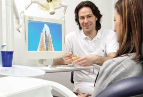 Dr. Aik Schultze erklärt das Verfahren der Implantologie