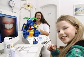 Dr. Myriam Schultze und Kind bei der Erklärung der Prophylaxe