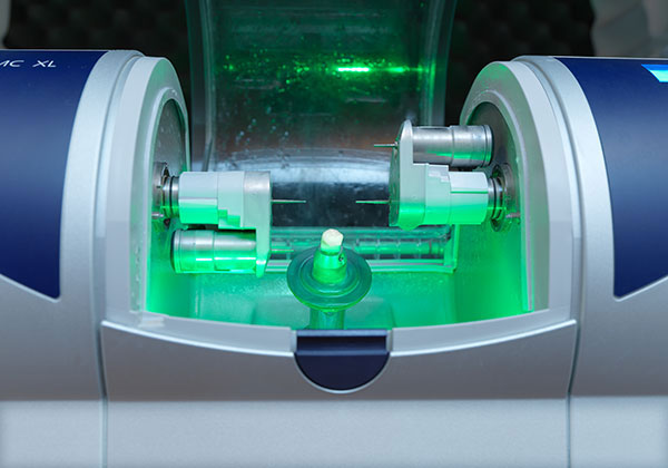 Zahnherstellung in der Maschine zum Implantieren