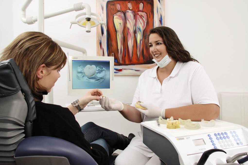 Dr. Myriam Schultze besprciht ein Zahnimplantat mit dem Patienten